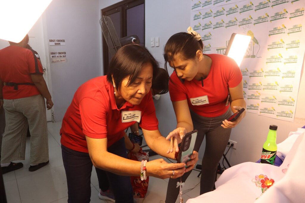 beneficiaries applying and sharing product photography lessons
